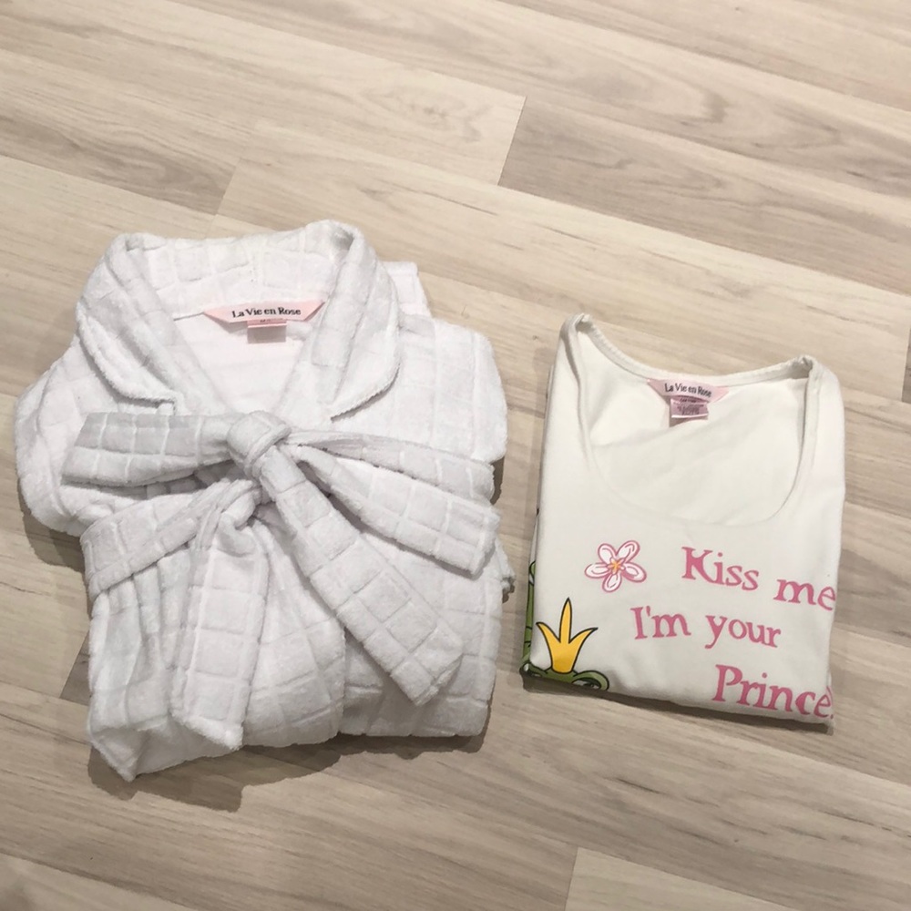 La Vie en Rose white robe Size M/L plus a size XL 95% tee